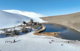 甘肃敦煌：雪后大漠景色如画