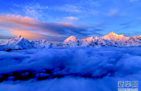 壮美震撼！遇见云海之上的梅里雪山“日照金山”盛景