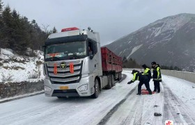 大雪袭迪庆 交警保畅通