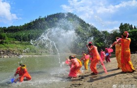 五合乡泼水节